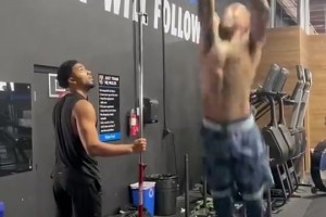 同龄人没几个比他跳得高了吧！48岁肯扬·马丁这摸高真牛啊！