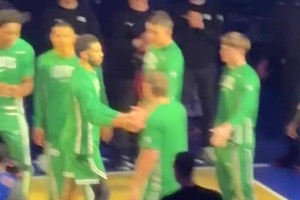 之前就是在这个球场受伤的🤕塔图姆入场，现场球迷送掌声鼓励！